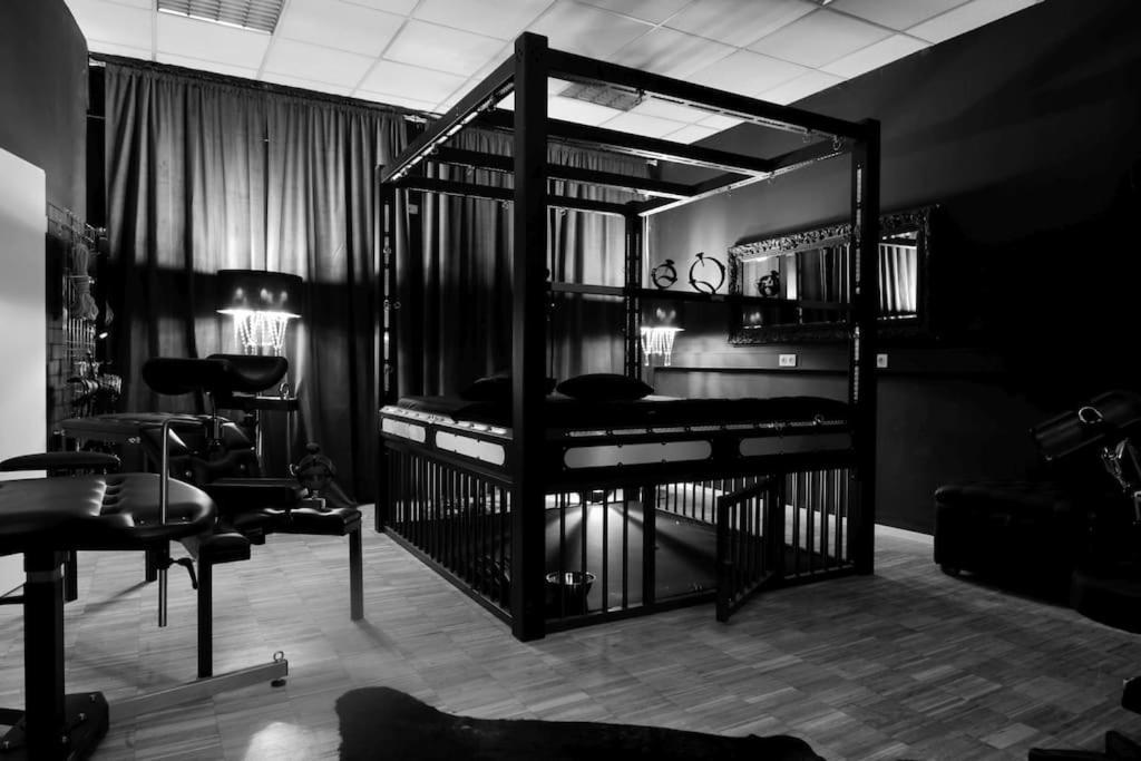 Fetischhaus Sm Apartment/Ferienwohnung วิสบาเดน ภายนอก รูปภาพ